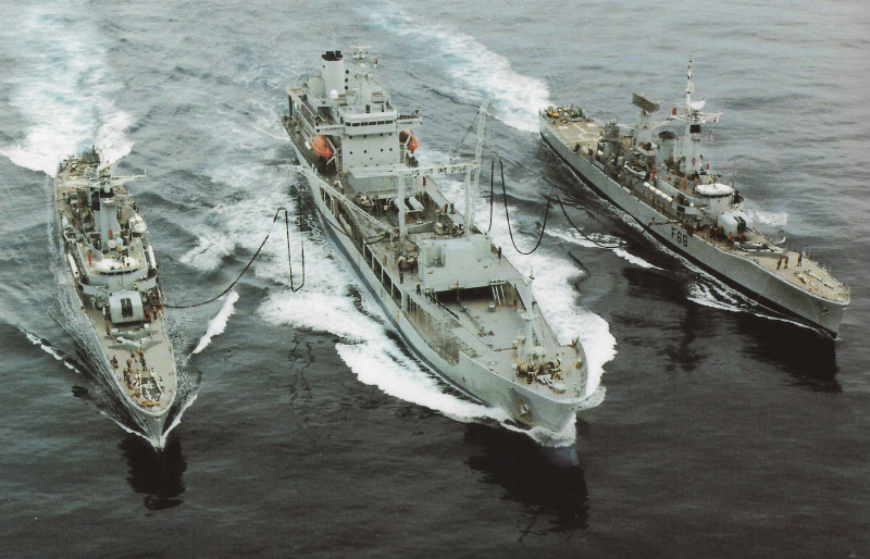 HMNZS Endeavour (A11) refuelling HMNZS Waikato (F55) and HMNZS Wellington (F69). [800x600]: WarshipPorn